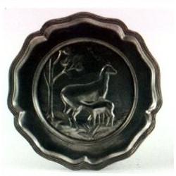 Assiette décor biche et faon en étain