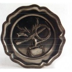 Assiette décor emblème de chasse en étain