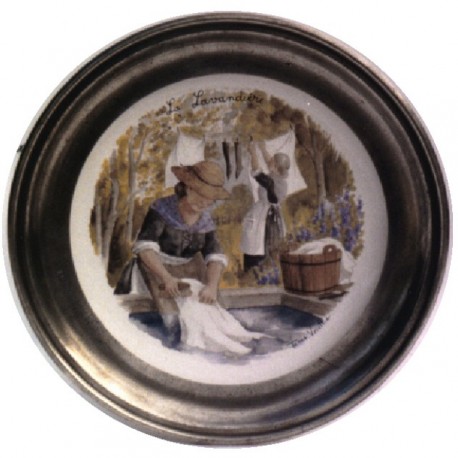 Assiette décor lavandière en étain et faïence